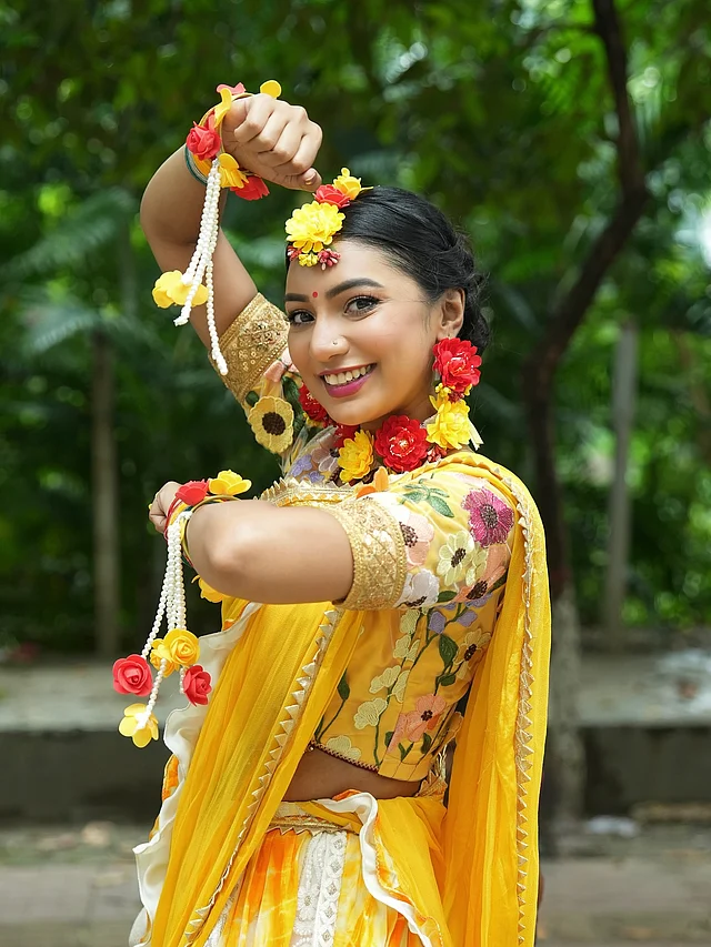 এখানে তিনি সেজেছেন হলুদ ব্রাইডের লুকে