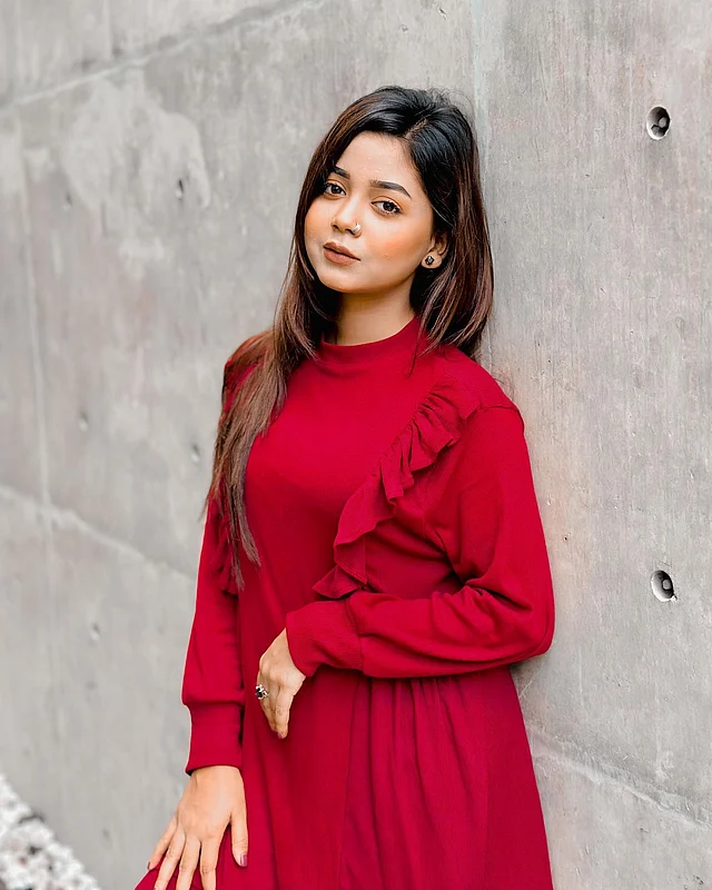 মেরুন টপের ছিমছাম লুকে সুন্দর লাগছে আরোহীকে