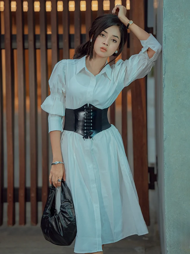 সাদা শার্টে ড্রেসে আবেদন ছড়াচ্ছেন তিনি কালো করসেট বেল্টে