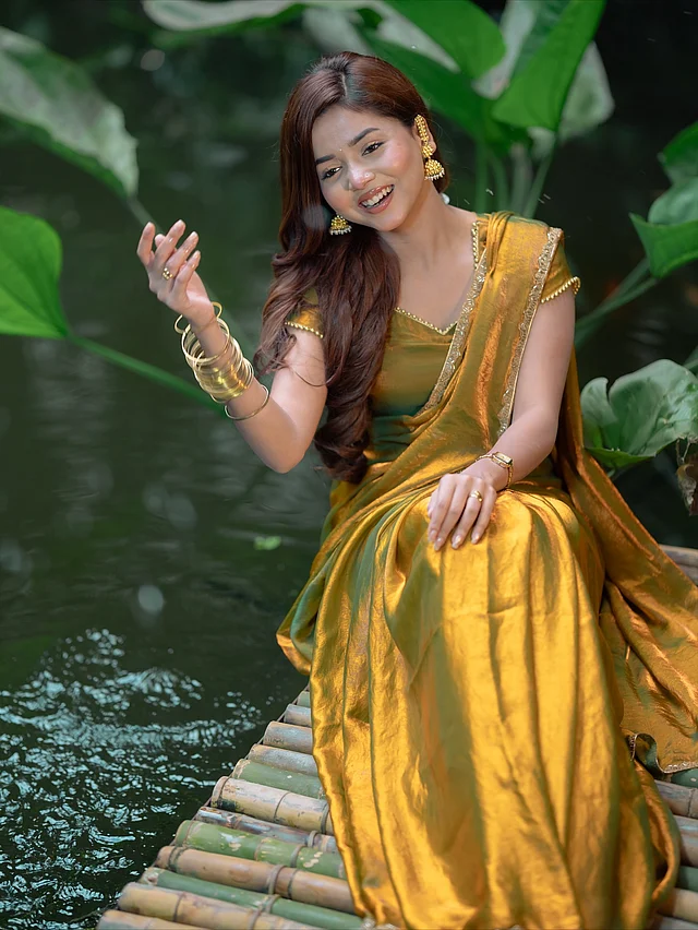 শিমারি গোল্ডেন শাড়ির সঙ্গে ঝুমকা পরেছেন তিনি
