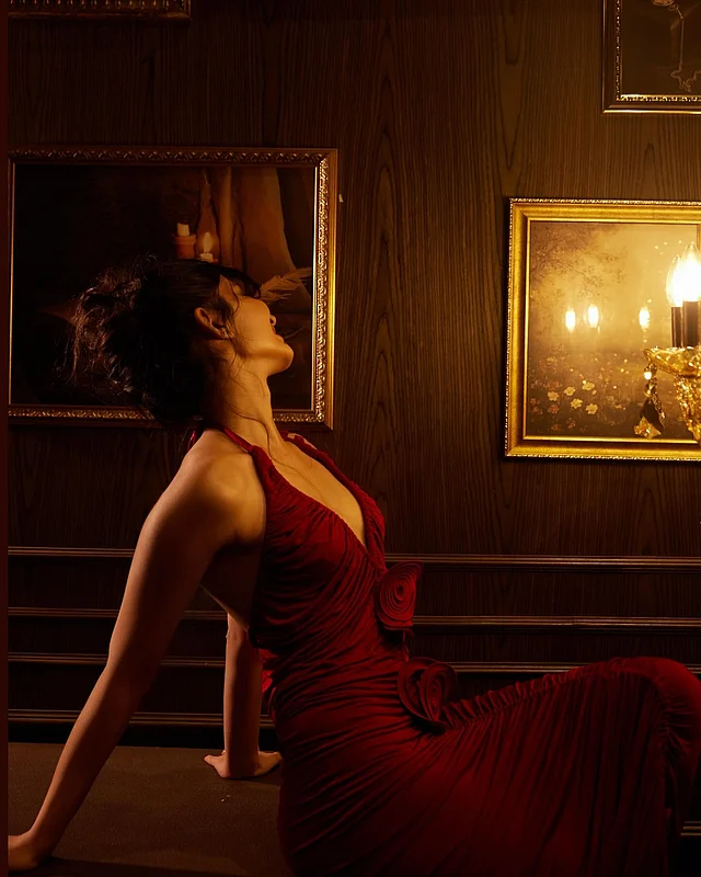 লাল হল্টারনেক বডিকন ড্রেস পরেছেন সারা অর্জুন।সামনের দিকে আছে গোলাপ ফুলের আদলে এমবেলিশমেন্ট