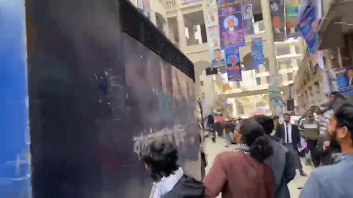 পলককে বহনকারী প্রিজন ভ্যানে ডিম নিক্ষেপ ইনকিলাব মঞ্চের নেতা–কর্মীদের