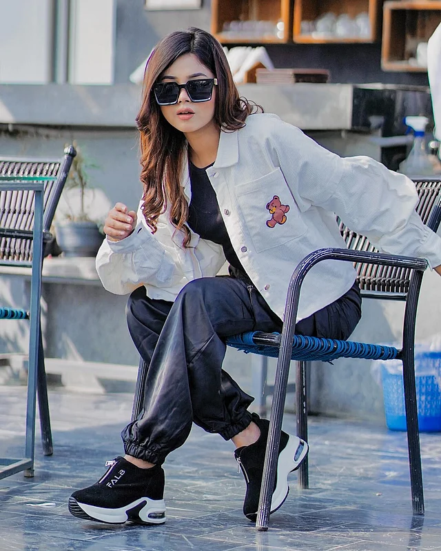 স্পোর্টি লুকের সঙ্গে আরোহীর রোদচশমা দারুণ মানিয়েছে