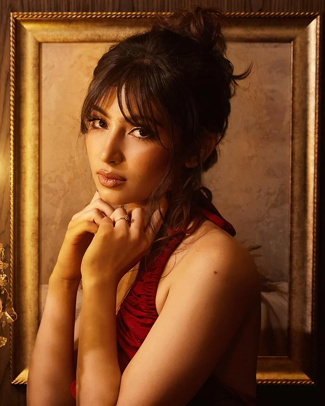 মেকওভার যথেষ্ট মিনিমাল। আছে ন্যুড লিপস আর নাটকীয়তা বিবর্জিত চোখের সাজ। লাল ড্রেসই সে কাজ করে দিচ্ছে