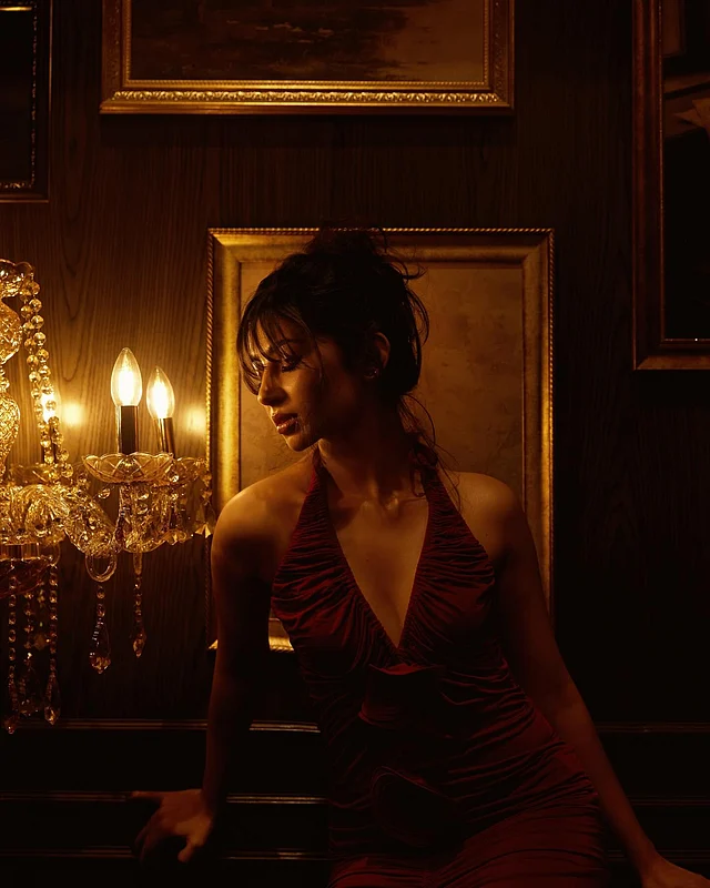 মেসি বান হেয়ারস্টাইল দেখা যাচ্ছে সারার লুকে। ব্যাংস রেখেছেন কিছু তিনি এলোমেলো করে