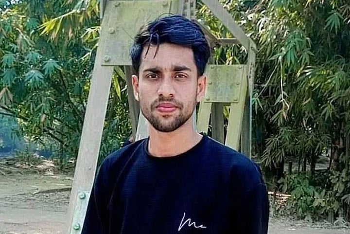 সড়কের পাশের জমিতে পড়ে ছিল যুবকের রক্তাক্ত লাশ