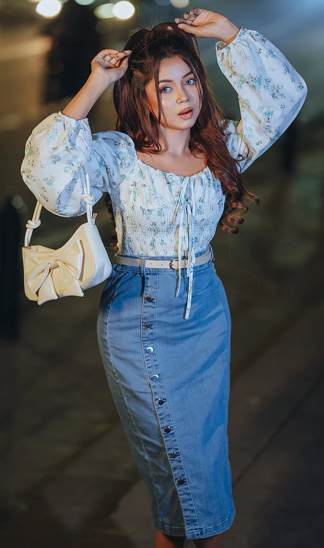 ডেনিমের পেন্সিল স্কার্টের সঙ্গে এই লুকে দেখা যাচ্ছে বেল স্লিভসের সাদা ফুলেল টপ