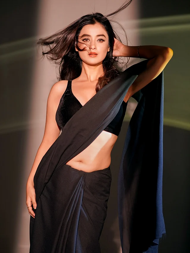 এখানে কালো জর্জেট মনোক্রোম শাড়ির সঙ্গে ম্যাচিং ব্রালেট ব্লাউজ পরেছেন তিনি