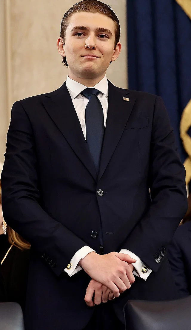 বাবা ডোনাল্ড ট্রাম্পের অভিষেকে স্যুটের ড্যাপার লুকে ব্যারন ট্রাম্প 