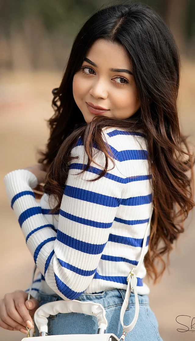 এখানে এই প্রিটি লিটল বেবি পরেছেন সাদা-নীল স্ট্রাইপড সোয়েটার