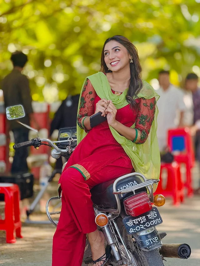 আরেকটি নাটকের চরিত্রে সালওয়ার কামিজের লুকে ধরা দিয়েছেন ফ্রেমে সুনেরাহ