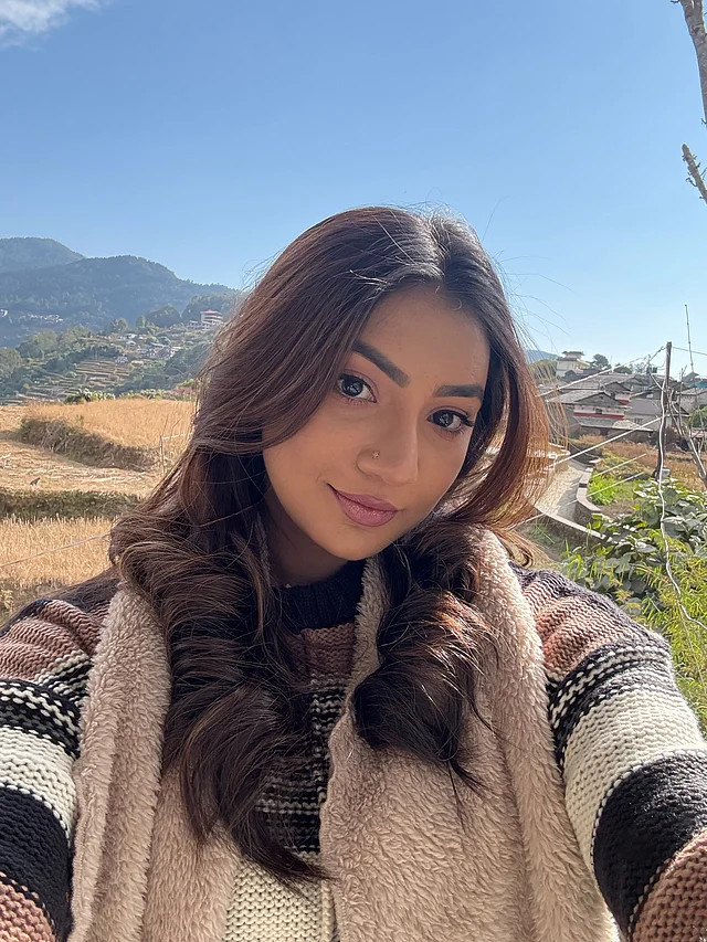 ভ্যাকেশন লুকে সুনেরাহ পরেছেন কোজি উলের স্কার্ফ আর সোয়েটার। আর দিনটি তাঁর জন্য গুড হেয়ার ডে