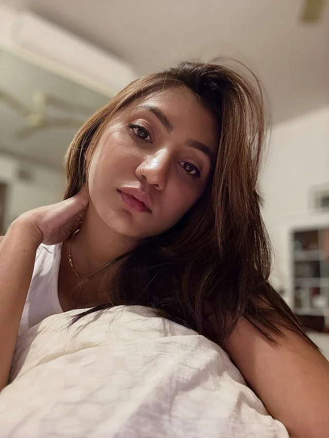 সদ্য ঘুমভাঙা লুকে এমন স্নিগ্ধই লাগে তাঁকে