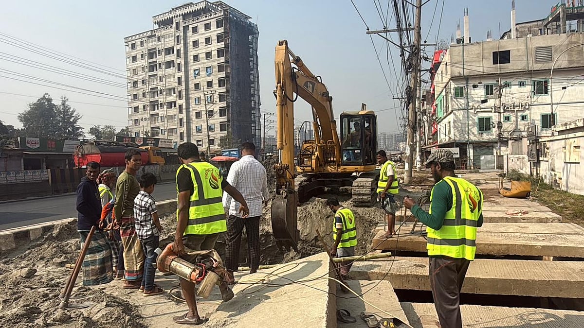 কালিয়াকৈরে তিতাসের পাইপলাইনের লিকেজ মেরামত শুরু