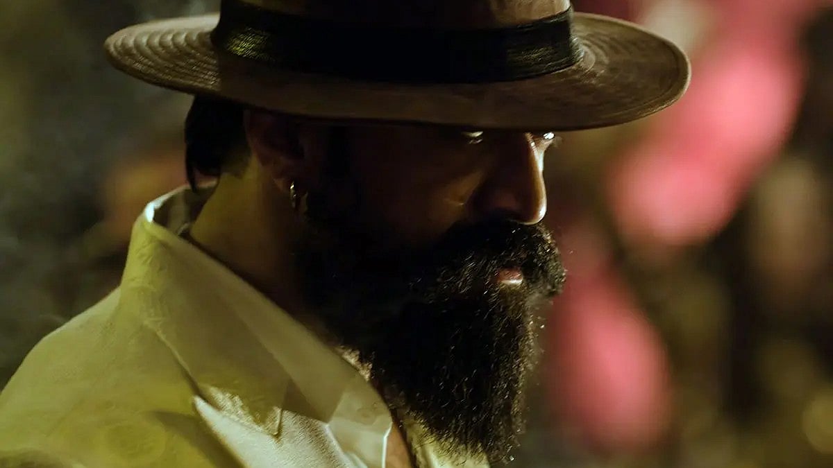 গাড়ির মধ্যে যৌনতা, তুমুল বিতর্ক ‘টক্সিক’ নিয়ে