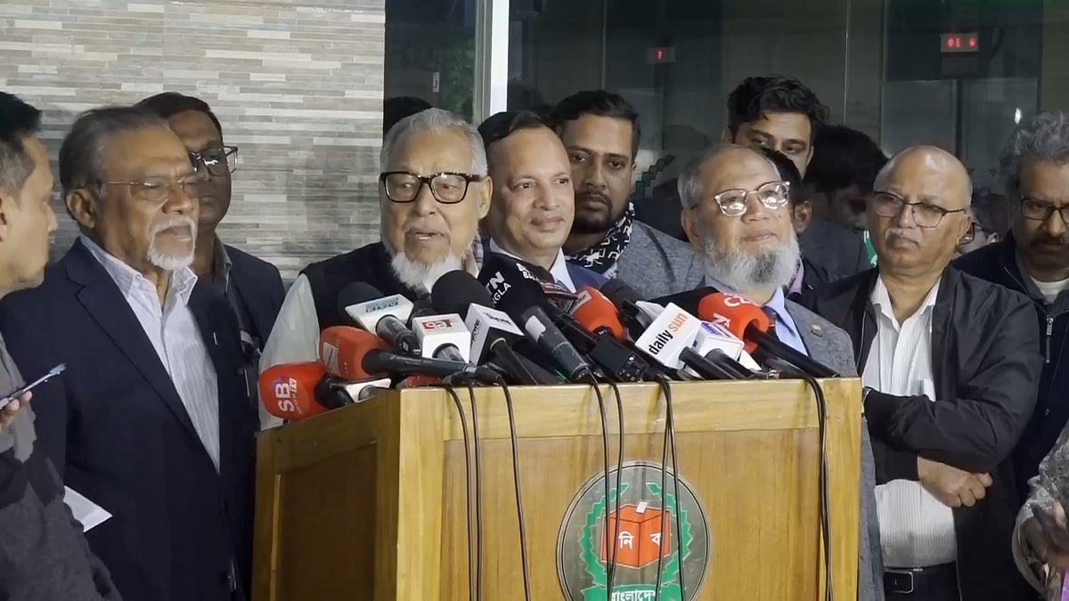 একটি রাজনৈতিক দল ভোটারদের তথ্য সংগ্রহ করছে, উদ্দেশ্য ভুয়া ভোটার তৈরি: নজরুল ইসলাম খান