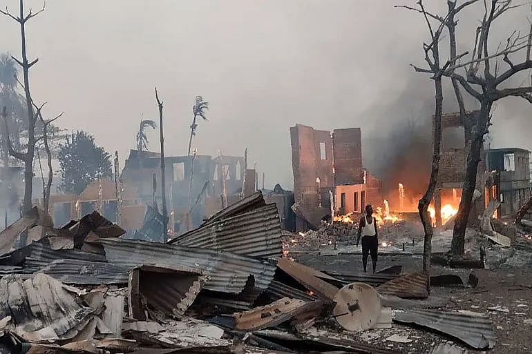 আমার চোখের সামনেই শিশুদের আগুনে ছুড়ে ফেলা হয়েছিল: মিয়ানমারে নিপীড়িত রোহিঙ্গা নারী