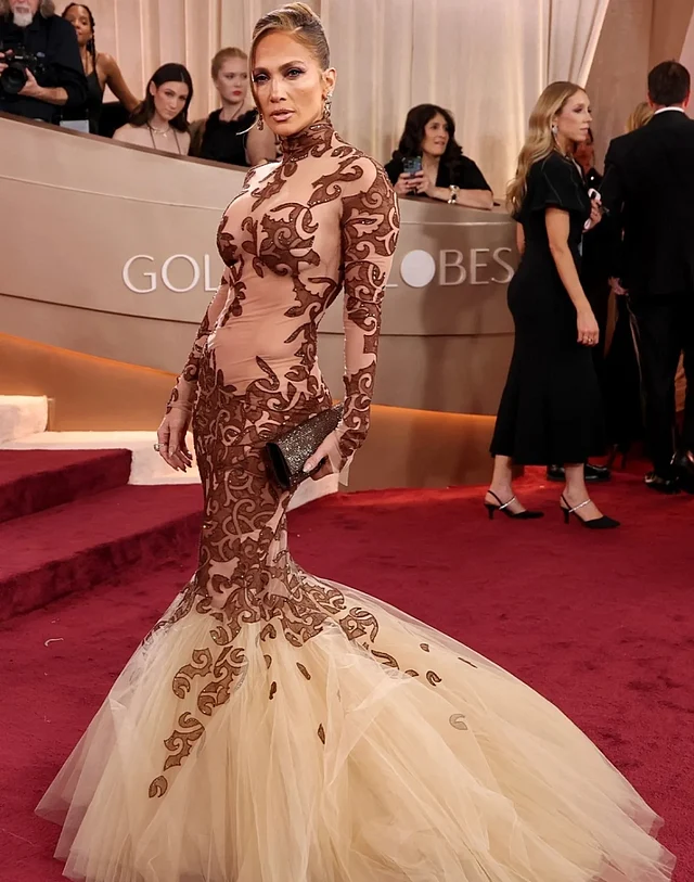 জা লুই শেরের লেবেলের এই নেকেড গাউনে জেনিফার লোপেজ পেয়েছেন মিশ্র প্রতিক্রিয়া 