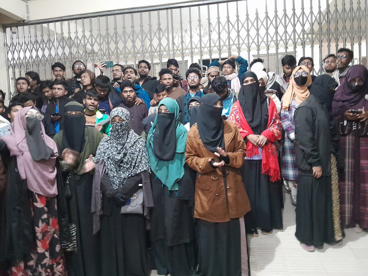 নির্বাচন বন্ধে ইসির বিজ্ঞপ্তির পর শাহজালাল বিশ্ববিদ্যালয়ে রাতভর বিক্ষোভ