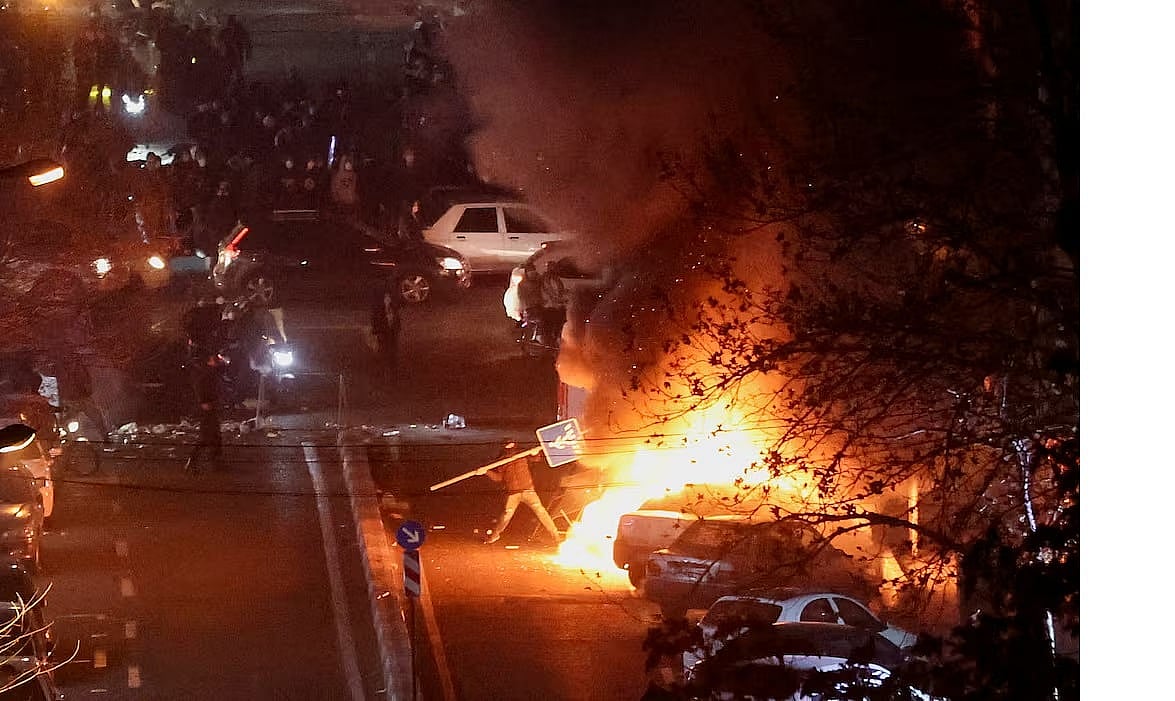 ইরানে বিক্ষোভে ২০০০ মানুষ নিহত