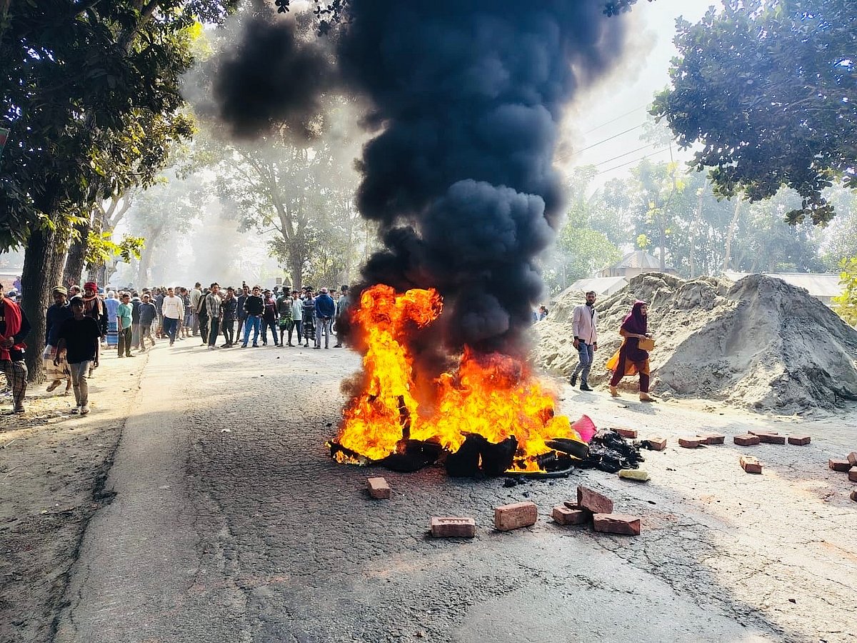 মাদারীপুরে কাভার্ড ভ্যানের চাপায় দুই নারীসহ নিহত ৩, মহাসড়কে আগুন জ্বালিয়ে বিক্ষোভ
