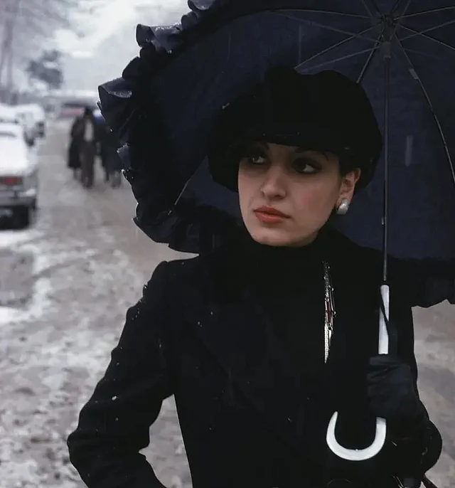 প্যারিস নয়, তেহরানের রাস্তায় হাটছেন এই নারী কালো বেরে ক্যাপ, কালো ওভারকোট আর ছাতা নিয়ে