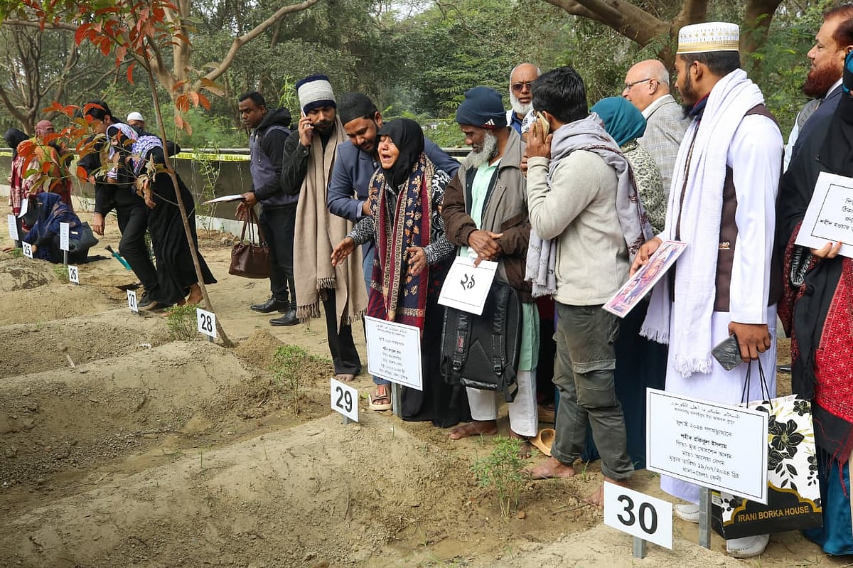 না জেনে যেখানে দাঁড়িয়ে মা কাঁদতেন, সেখানেই ছেলের কবর