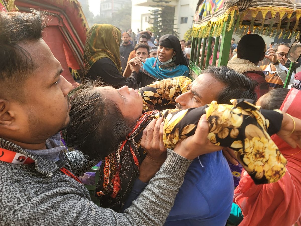 টঙ্গীতে সেই পোশাক কারখানায় আবারও অসুস্থ শতাধিক শ্রমিক