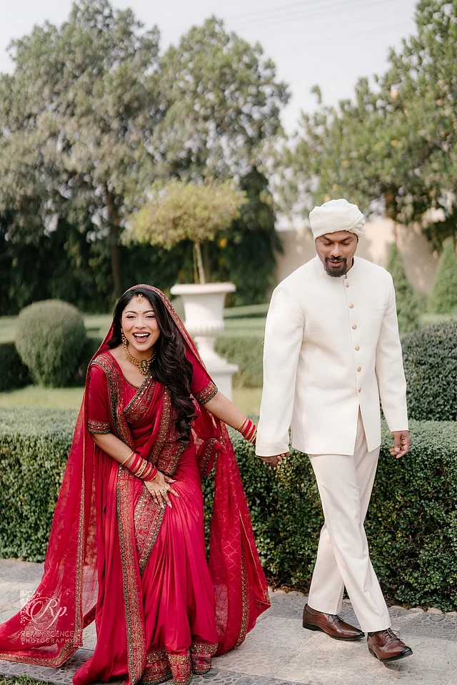 ছেড়ে রাখা চুল, পরিমিত সাজ আর হাতভর্তি চুড়িতে খুব মানিয়েছে লাল বৌ জেফারকে