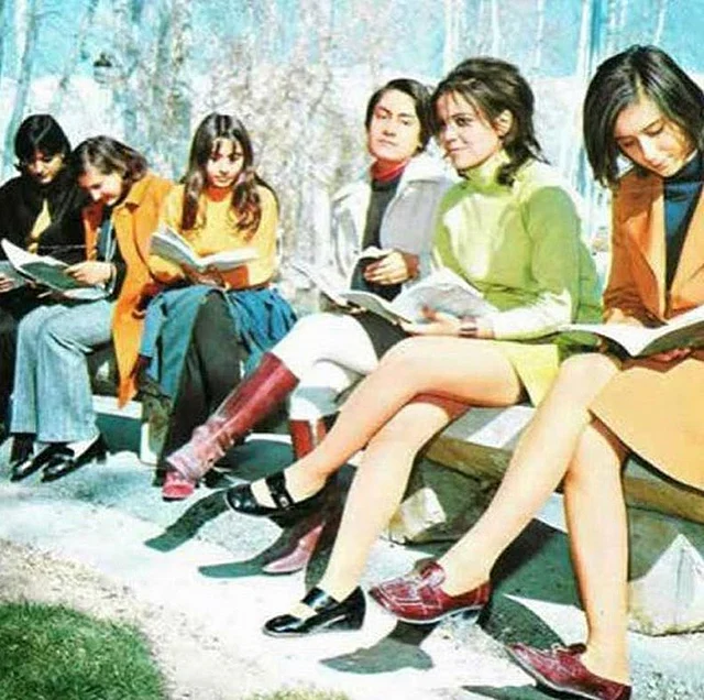 নানা রঙের স্কার্ট, টপ, বুটস, ডেনিম, ওভারকোটে ইরানি নারীদের শীত ফ্যাশন