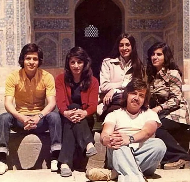 সত্তরের ফ্যাশনে দেখা যাচ্ছে একদল ইরানি তরুণ-তরুণীকে