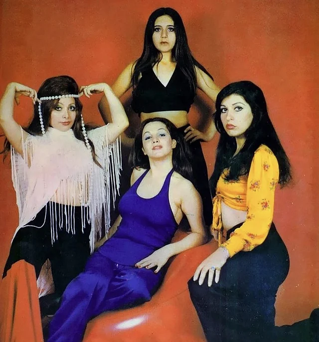 ট্যাংক টপ, ফ্রিঞ্জ আর হিপি স্টাইলের নটেড শর্ট টপ। সত্তরের ফ্যাশনে ভালোই মেতেছিলেন তখনকার ইরানি নারীরা। 