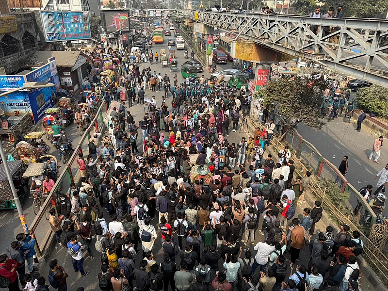 সাত কলেজের আন্দোলনকারী শিক্ষার্থীরা বেলা একটার দিকে সায়েন্স ল্যাব মোড় অবরোধ করেন