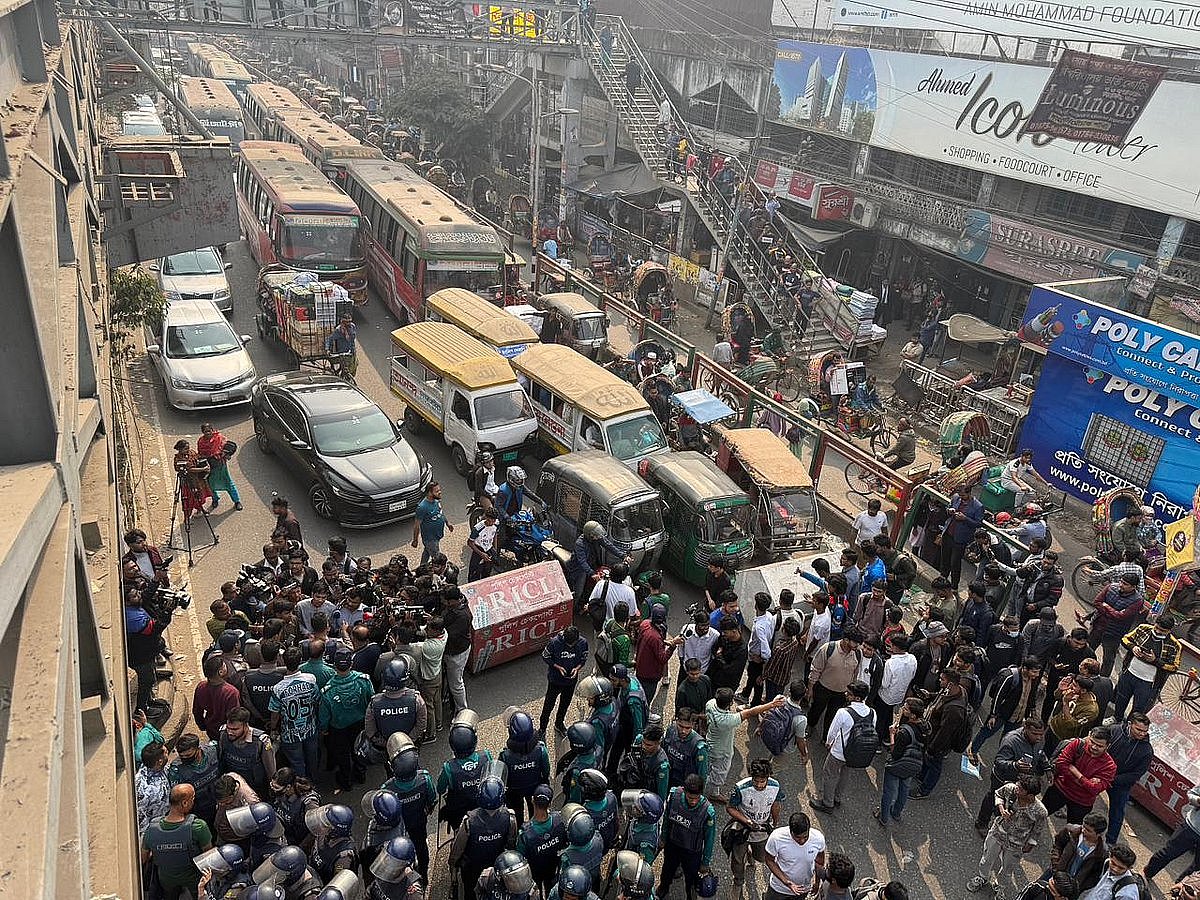 ঢাকার তিন স্থানে সড়ক অবরোধ, যানজট–ভোগান্তি