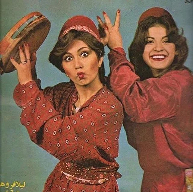 মজার ভঙ্গিমায় ট্র্যাডিশনাল পার্সী পোশাকে পারফর্ম করছেন দুই নারী