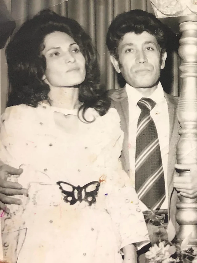 বিয়ের আসরে এক কাপলের ছবি। বর স্যুট টাইয়ের ড্যাপার লুকে আর কনে পরেছেন ভেইলসহ পশ্চিমা বিয়ের পোশাক 