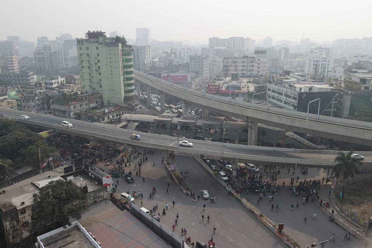 নতুন কর্মসূচি দিয়ে ফার্মগেটের সড়ক ছাড়লেন তেজগাঁও কলেজের শিক্ষার্থীরা