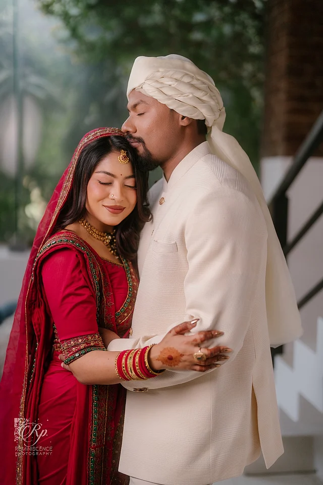 লাল বৌয়ের সাজে জেফারকে অপরূপা লাগছে