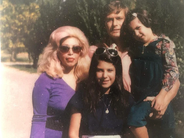 টিপিক্যাল এক ইরানি পরিবারের ফ্যামিলি ফটো