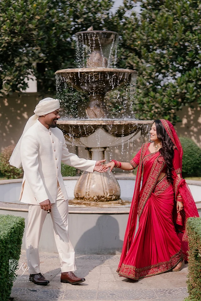 সাদা শেরওয়ানির লুকে রাফসান শাবাবের সঙ্গে হাস্যোজ্জ্বল জেফার ম্যাচিং ওড়না পরেছেন 