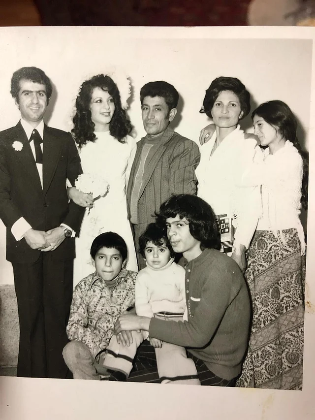 এটী একটি সাধারণ ইরানি পরিবারের ফ্যামিলি ফটো। সাজপোশাকে পশ্চিমা ভাব লক্ষ্যনীয়