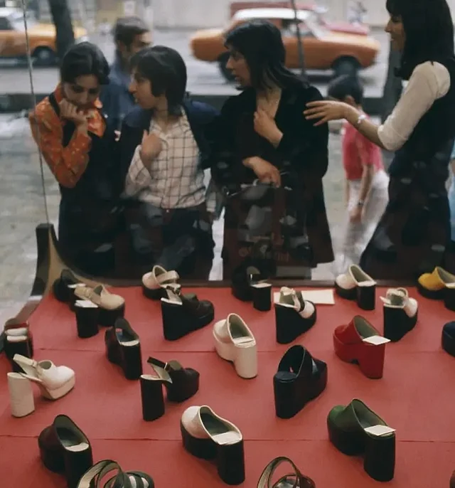 তেহরানের রাস্তায় কেনাবেচা হচ্ছে সত্তরের ট্রেন্ডি ব্লক হিলস