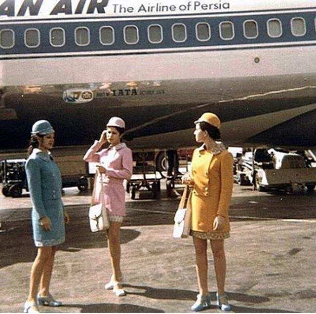 ইরান এয়ার-এর বিমানবালাদের বর্ণিল স্কার্টস্যুট