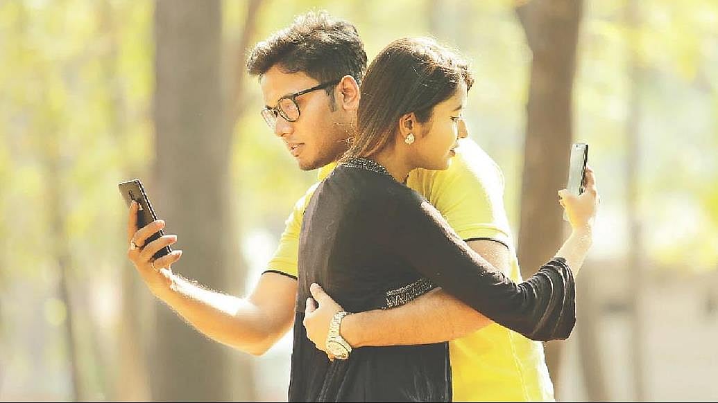 ‘ডিজিটাল জম্বি’: যেভাবে আমরা অ্যালগরিদমের কাছে বন্দী
