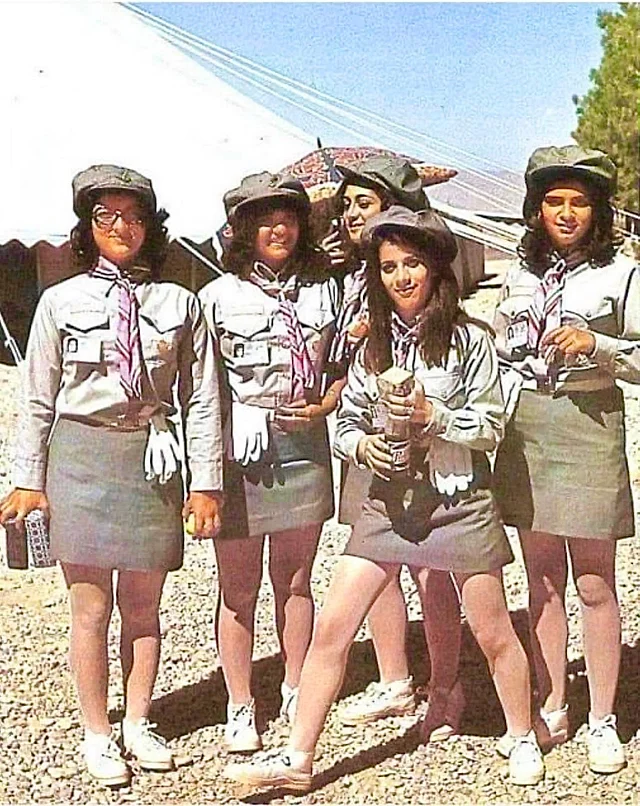 স্কাউটিং ইউনিফর্ম পরা ইরানি তরুণীরা