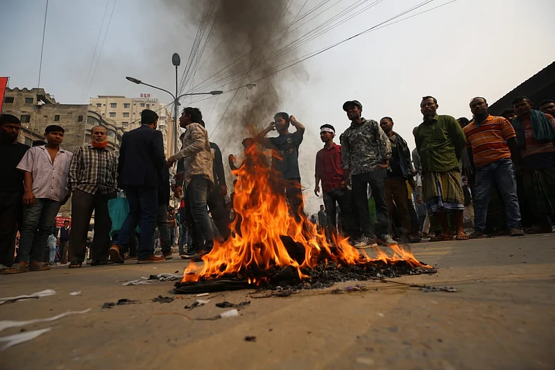 তাঁতীবাজার মোড় অবরোধের পর সড়কে আগুন জ্বালিয়ে বিক্ষোভ করছেন শিক্ষার্থীরা