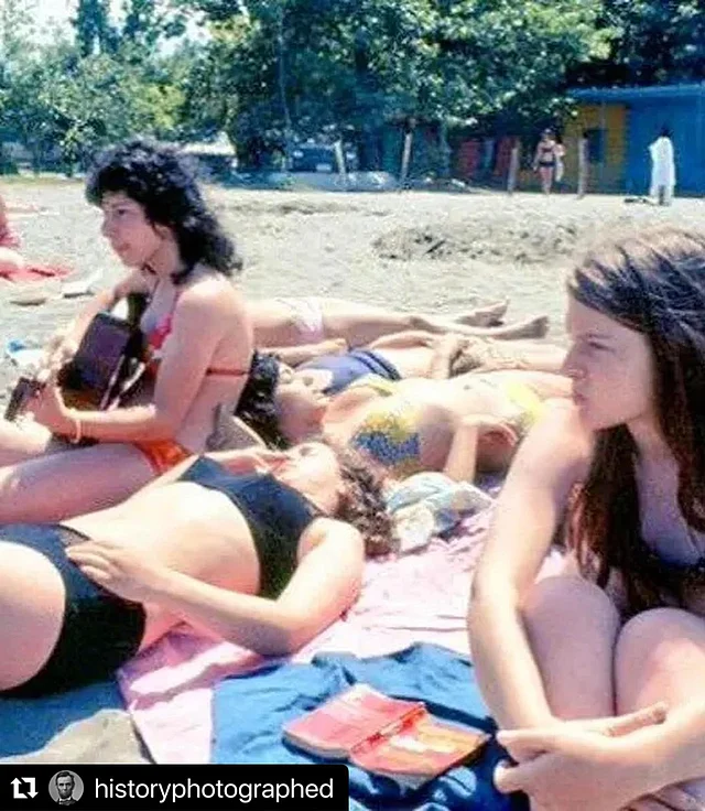 সিবিচে রিল্যাক্স করছেন সাঁতারপোশাকের তরুণীরা