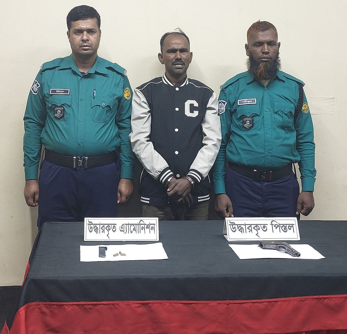 পল্লবীতে বিদেশি পিস্তল, গুলিসহ একজনকে গ্রেপ্তার