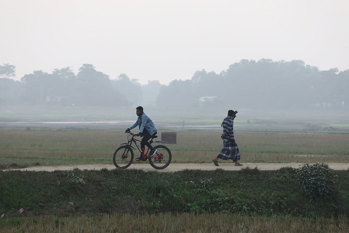 কুয়াশামাখা বিকেলে কেউ সাইকেলে, কেউবা হেঁটে চলেছেন নিজের পথে। 