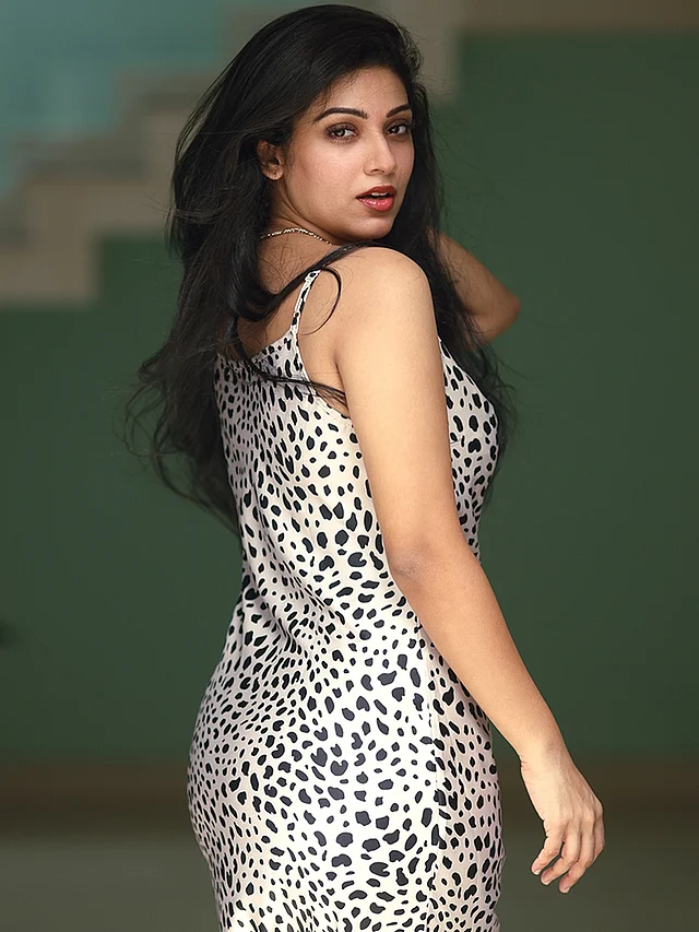 এখানে এনিম্যাল প্রিন্টের স্লিপ ড্রেস পরেছেন তিনি